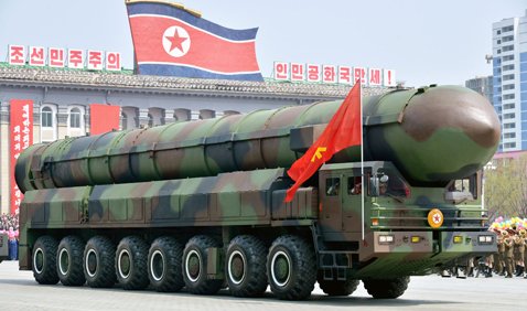 軍事パレードで披露されたICBMと推定されるミサイル。核の小型化が成功し、米本土が射程に入るICBM完成が米国の「レッドライン」 (C)Kyodo News/Getty Images