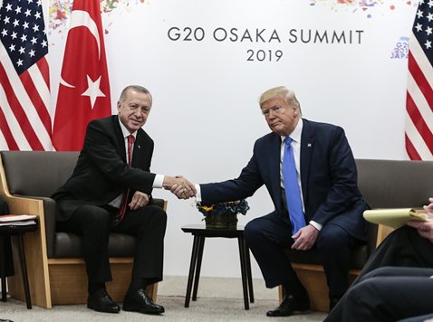 Ｇ20大阪サミットでの会談で握手をするエルドアン大統領とトランプ大統領。エミンさんは、トルコの信用格付けを引き下げた大事な理由として、トルコ政府と米国の対立をあげている(C)Anadolu Agency/Getty Images