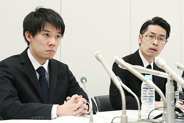 事件を受けて、記者会見に臨むコインチェック和田晃一良社長（左・当時）と大塚雄介取締役（右・当時）
