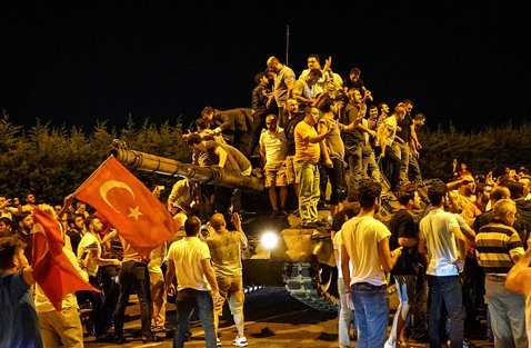 トルコのクーデターは結局、失敗。トルコ政府当局はクーデターに関連したとされる多数の関係者を拘束した。写真はトルコ軍の戦車を取り囲む人々 (C)Defne Karadeniz/Getty Images