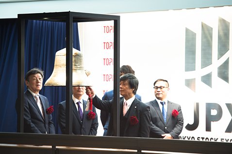 新規上場を祈念する「打鐘」