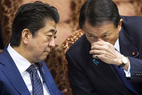 安倍首相と麻生副総理の写真