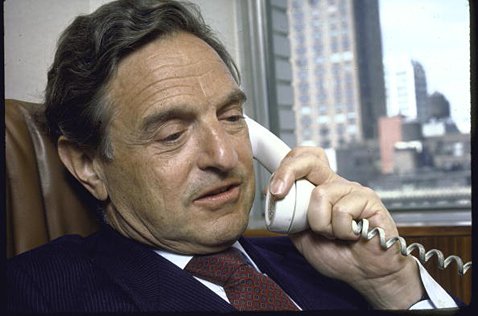 写真は1986年、55~56歳のころに撮影されたジョージ・ソロス氏。1992年、ソロス氏が仕掛けた英ポンド売りに対してBOEが英ポンド買い介入で対抗した世紀の一戦があった… (C)Ted Thai/Getty Images