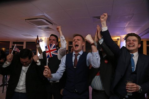 英国国民投票の「ＥＵ離脱」というまさかの結果を受けて歓喜するＥＵ離脱派。写真：代表撮影/ロイター/アフロ