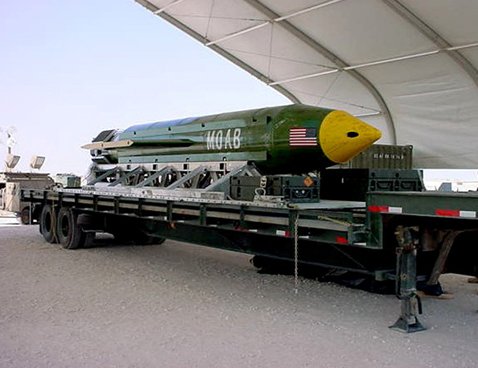 アフガニスタンで使用されたＭＯＡＢ。「すべての爆弾の母」とも呼ばれ、非核兵器の中では、最大の破壊力を持つとされている (C）U.S. Air Force/ロイター/アフロ