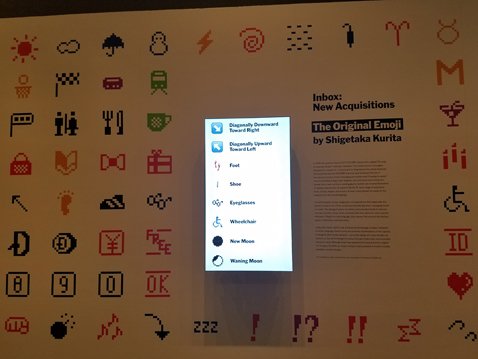 MoMAコレクションとして美術館近くの壁を使って大々的に少雨階されていたNTTドコモの絵文字。その一方で、MoMAは入国規制の抗議の意味で、7カ国にルーツを持つ作家の作品を展示した