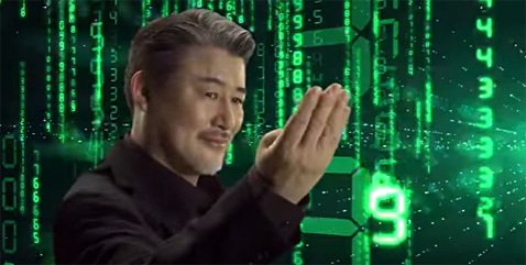 映画『マトリックス』のキアヌ・リーブスになり切るJFXの小林芳彦社長