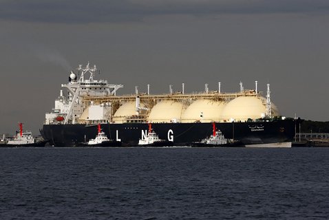 写真はＬＮＧを積んだタンカー。豪州は世界最大のＬＮＧ輸出国であり、ＬＮＧ価格は原油価格の動向に大きな影響を受ける (C)Bloomberg/Getty Images