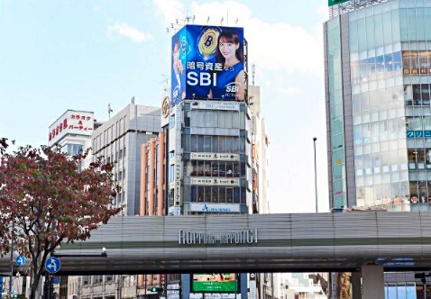 六本木交差点に掲示されたSBI FXトレードの看板広告に鷲見玲奈さんが登場