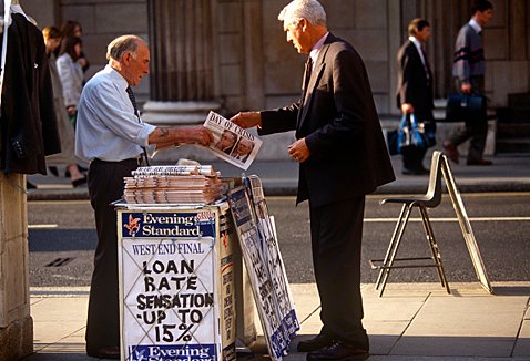 ロンドンの街中では、政策金利が15%に引き上げられたことを報じる新聞が売られていた